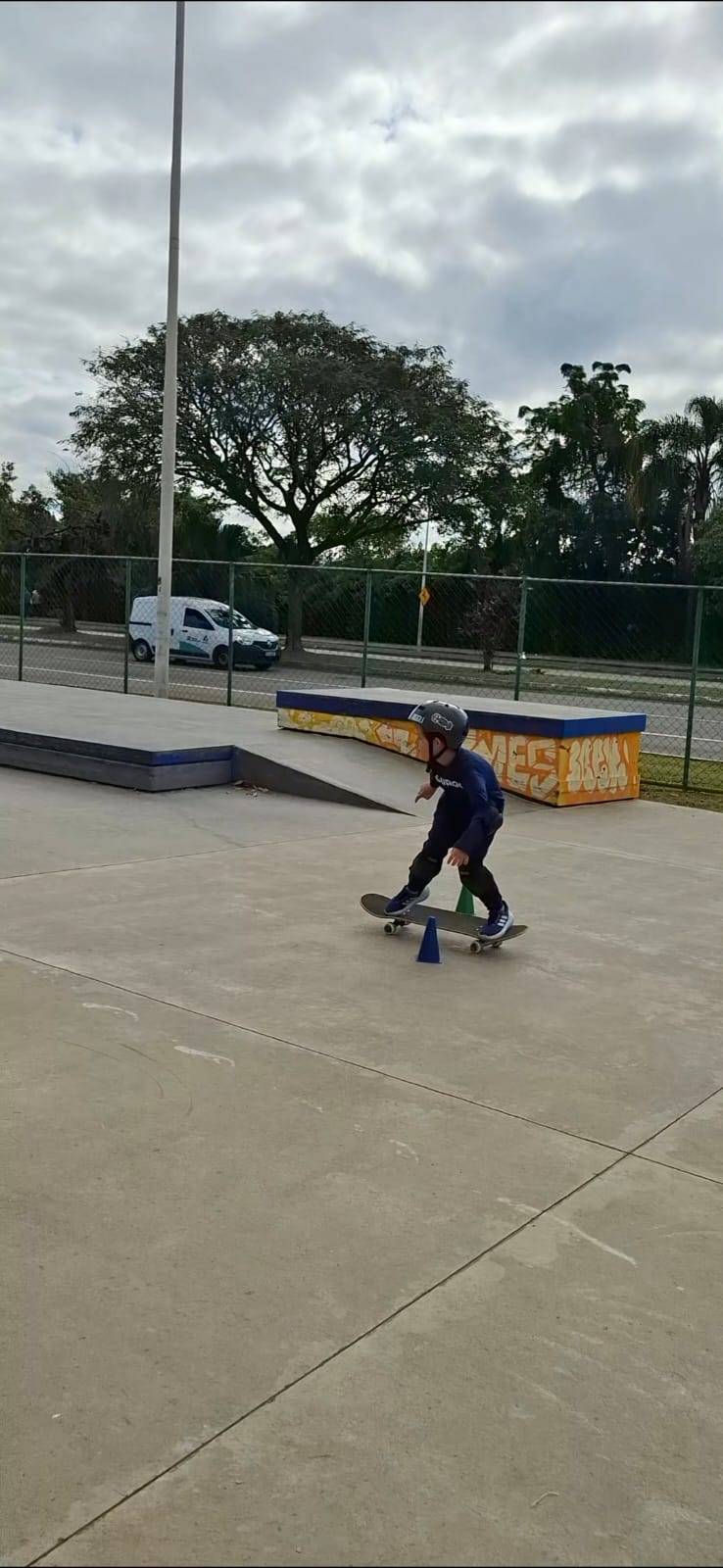 Aluno passando por cones
